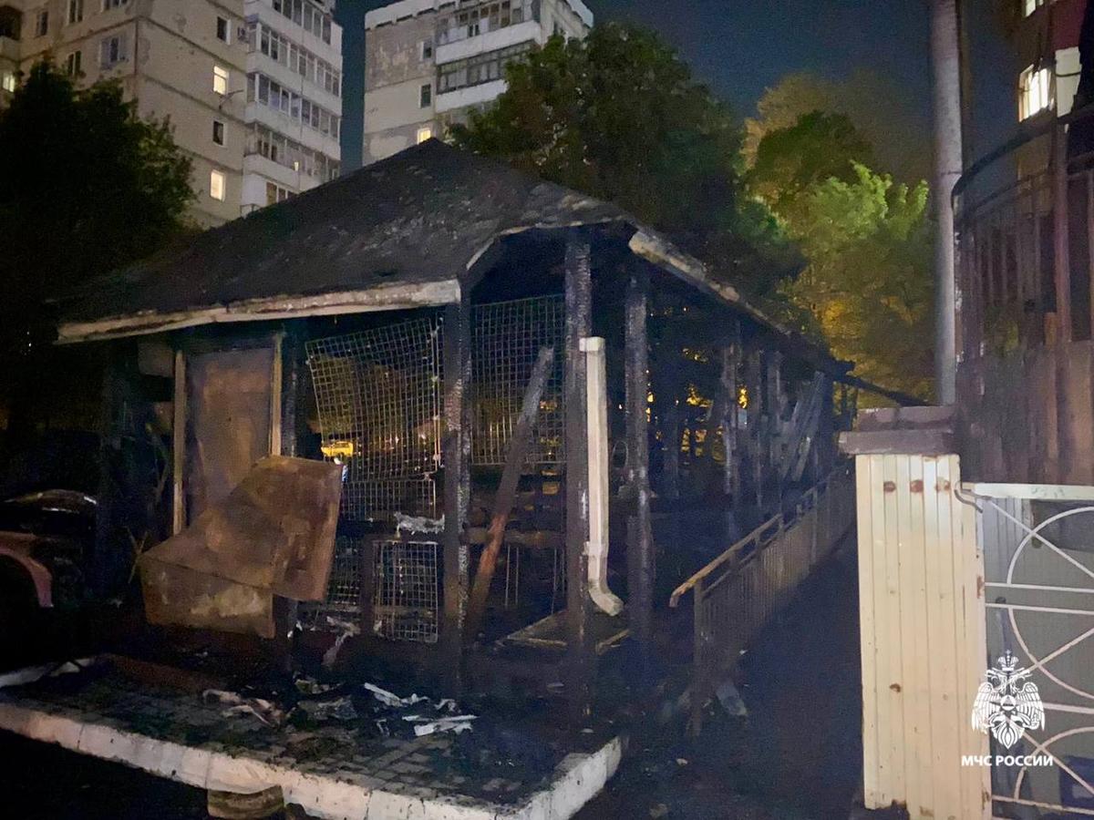 Из-за короткого замыкания пожар в Ставрополе уничтожил магазин и три автомобиля