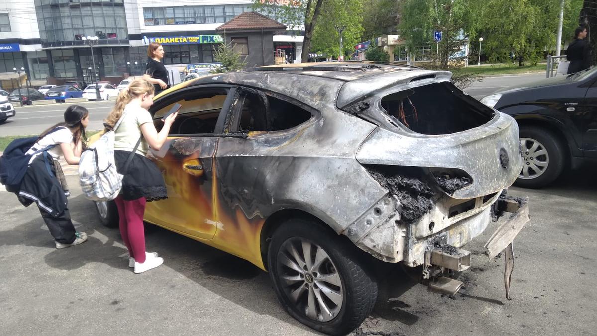 Сгоревшие рядом с веломагазином в Ставрополе машины стали фотозоной для прохожих